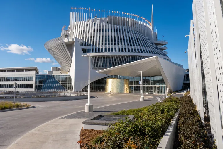 L'entrée du Pavillon de la France par un matin clair