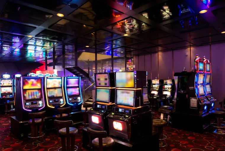 Écrans et néons dans une salle sombre du casino